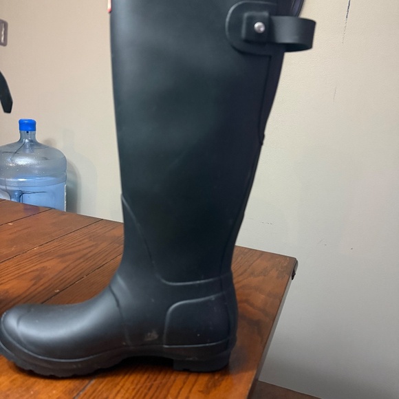 New Women’s Hunter Boots w assorted socks. - Picture 3 of 4